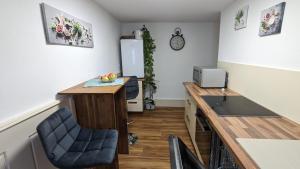 cocina con encimera y escritorio con fregadero en Ferienwohnung Angie, en Vogtsburg