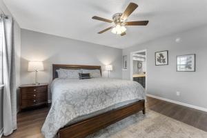 - une chambre avec un lit et un ventilateur de plafond dans l'établissement Free Daily Attractions including Silver Dollar City! Spacious, Centrally located, 2 pools, à Branson