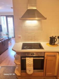 Kitchen o kitchenette sa Spacious Duplex 2 Bed Apartment Central Location By Canal - Chester UK