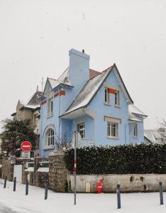 una casa blu con tetto ricoperto di neve di Maison de Vacances 1930 a Vannes