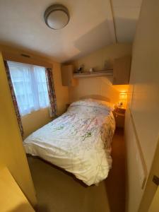 - une petite chambre avec un lit et une fenêtre dans l'établissement Secluded Woodland Hideaway - 2 Bed with Private Parking, à Emsworth