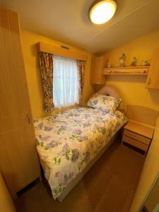 - une petite chambre avec un lit et une fenêtre dans l'établissement Secluded Woodland Hideaway - 2 Bed with Private Parking, à Emsworth