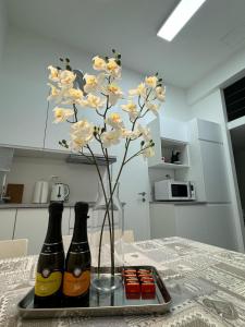 - deux bouteilles de bière sur un plateau avec une fleur dans l'établissement Elena Apartments, à Ljubljana