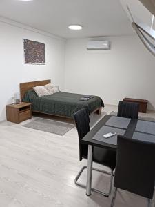 Una cama o camas en una habitación de Mira apartman