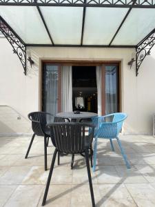 - une terrasse avec 2 chaises et une table dans l'établissement Aθens Dome - Apartments by Live&Travel, à Athènes