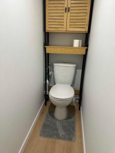 Kamar mandi di Appartement Cosy et fonctionnel 4 personnes