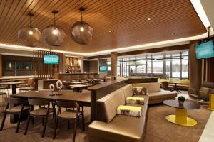 Uma área de estar em SpringHill Suites by Marriott Allentown Bethlehem/Center Valley