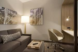 Uma área de estar em SpringHill Suites by Marriott Allentown Bethlehem/Center Valley