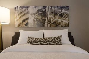 Cama ou camas em um quarto em SpringHill Suites by Marriott Allentown Bethlehem/Center Valley