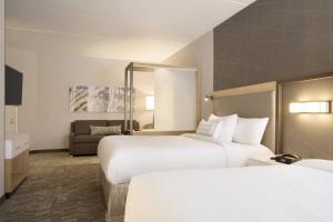 Cama ou camas em um quarto em SpringHill Suites by Marriott Allentown Bethlehem/Center Valley