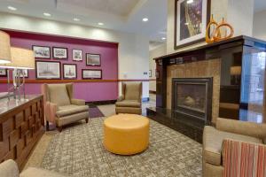 una hall con camino, sedie e tavolo di Drury Inn & Suites Baton Rouge a Baton Rouge