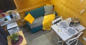 Tiny House - Home-One tesisinde bir oturma alanı