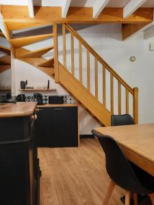 A kitchen or kitchenette at maison bonheur