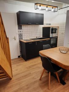 A kitchen or kitchenette at maison bonheur