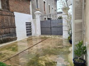 un patio con agua en el suelo de una casa en L’Oasis Fleuri, en Bourg-de-Péage