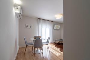 een eetkamer met een tafel en stoelen bij Templo Boutique Hotel in Évora