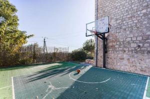 a basketball hoop attached to a brick building at Villa Élégante Nice avec Vue Mer in Nice