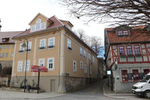 ein gelbes Gebäude neben einem weißen Gebäude in der Unterkunft Gasthaus Zur Weintraube in Bad Langensalza