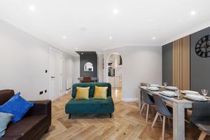 Posezení v ubytování Spacious Stunning Flat near Heathrow and Central London