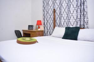 um quarto com uma cama com uma almofada em SUNCOAST HOMES em Mtwapa