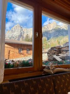 okno z widokiem na góry w obiekcie Hotel Oasi w mieście San Vito di Cadore