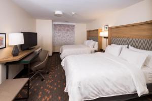 En eller flere senger på et rom på Holiday Inn - Kalamazoo West, an IHG Hotel