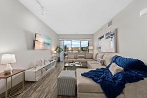 uma sala de estar com um sofá e uma mesa em Venice Beach Lux Retreat Coastal Apartment Haven em Los Angeles