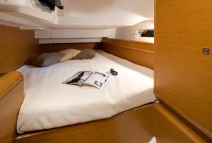 uma cama na parte de trás de um barco em Sleep aboard a modern sailboat in Oeiras em Oeiras