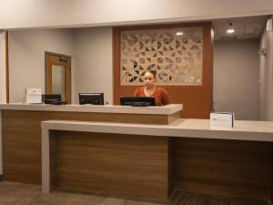 Lobbyen eller receptionen på Candlewood Suites Louisville North, an IHG Hotel