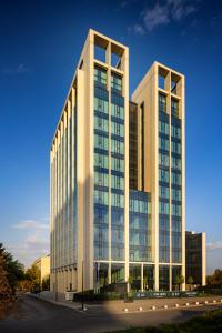 un grand bâtiment en verre avec deux grands bâtiments dans l'établissement B1 City Hotel, à Sofia