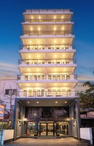 un edificio con una fachada iluminada por la noche en Hue Serene Palace Hotel, en Hue