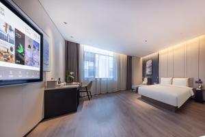 Un pat sau paturi într-o cameră la Atour Hotel Guangzhou Panyu Wanbo CBD Hanxi Changlong