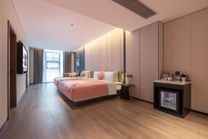 Un pat sau paturi într-o cameră la Atour Hotel Guangzhou Panyu Wanbo CBD Hanxi Changlong