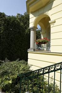 ein Gebäude mit einem Balkon mit Blumen im Fenster in der Unterkunft Hotel Mignon in Karlsbad