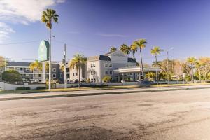 uma rua vazia em frente a um edifício com palmeiras em La Quinta Inn by Wyndham Tampa Near Busch Gardens em Tampa