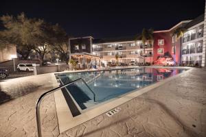 Piscina de la sau aproape de La Quinta Inn by Wyndham Tampa Near Busch Gardens