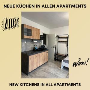 kuchnia z blatem i kuchnia z łóżkiem piętrowym w obiekcie Apartments Cologne w Kolonii