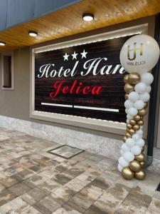 科尼茨Hotel Han Jelica的在酒店大厦前面的标志