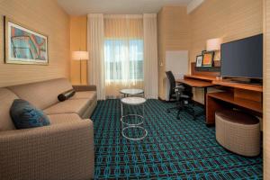 טלויזיה ו/או מרכז בידור ב-Fairfield Inn & Suites by Marriott Harrisburg International Airport