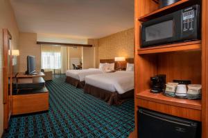 מיטה או מיטות בחדר ב-Fairfield Inn & Suites by Marriott Harrisburg International Airport