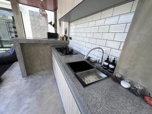 A kitchen or kitchenette at Bali Bird Villa Canggu