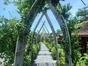 uma ponte de bambu sobre uma horta em Desaku Bungalows em Canggu