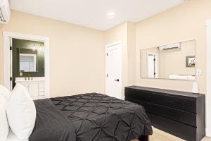 a bedroom with a bed and a large mirror at Black Pearl in Rutland