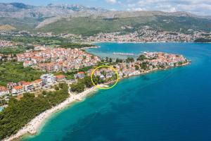 uma vista aérea de uma praia com um círculo amarelo em Solar Beach Inn em Split