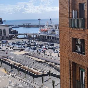 vista su un parcheggio con auto in città di Mia Suites Hotel Bella Capri a Napoli