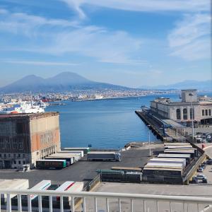 vista su una grande cassa d'acqua con città di Mia Suites Hotel Bella Capri a Napoli