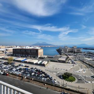 una città con un parcheggio e una cassa d'acqua di Mia Suites Hotel Bella Capri a Napoli