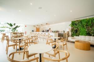 A seating area at HL Rondo Hotel