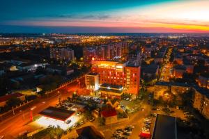 une vue aérienne de nuit sur une ville dans l'établissement Ramada by Wyndham Oradea, à Oradea