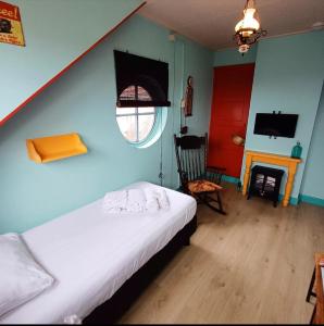 1 dormitorio con cama blanca y ventana en Stee in Stad, en Groninga